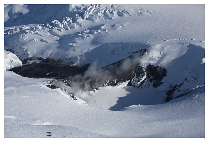 Eyjafjallajökull Krater März 2011, unten links sind 2 Jeeps zu sehen