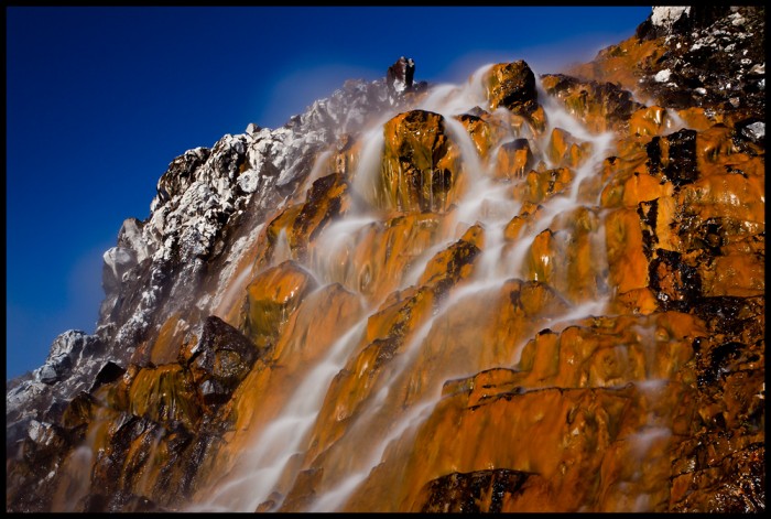 roter Wasserfall mit fliessend heissem Wasser