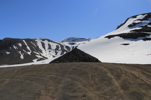 Bei der Pyramide ging in Fahrtrichtung links eine Straße in Richtung Langjökull ab. Während wir da waren, kam auch eine Gruppe von Super Jeeps vorbei. Die machen da offenbar Ausflüge für Touristen hin.