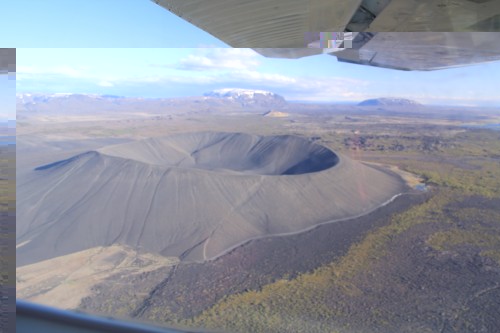 Diese Aufnahme wurde erst einen Tag später vom Flugzeug aus gemacht und soll die Dimensionen des Hverfjall-Kraters verdeutlichen. Die Dummoburgir sind rechts vom Krater und haben leider nicht mehr aufs Bild gepasst.