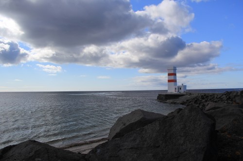 Nachdem wir keine Lust mehr hatten herumzufahren, verbrachten wir die vorletzte Nacht am Meer auf einem kostenlosen Campingplatz in der Nähe des Leuchtturmes Garðskagi bei Garður.